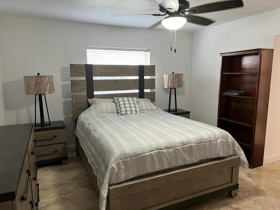 Cozy Lakeside Suite With Private Bath & Entrance Pembroke Pines Exterior photo